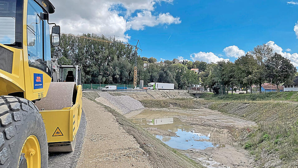 Noch macht der neu entstandene Graben zwischen Kreisverkehr und Mamminger Stra&szlig;e, der k&uuml;nftig Wasser stauen soll, optisch wenig her. Der Landschaftspflegeverband soll das &auml;ndern.
