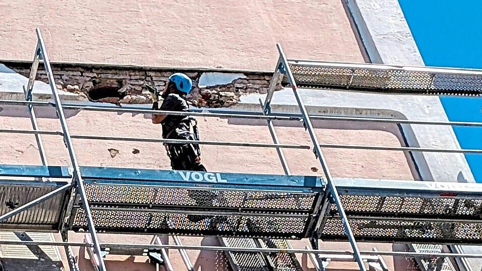 In luftiger Höhe machen sich gerade die Gerüstbauer einen Eindruck von den Schäden am Sims des Kirchturms von St. Mariä. In luftiger Höhe machen sich gerade die Gerüstbauer einen Eindruck von den Schäden am Sims des Kirchturms von St. Mariä.