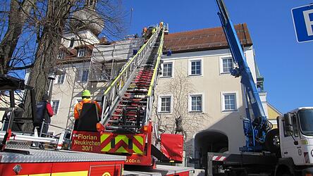 In einer großartigen Gemeinschaftskation wurde am Montag ein neuer Storchenhorst auf dem Dach des Wallfahrtsmuseum montiert.