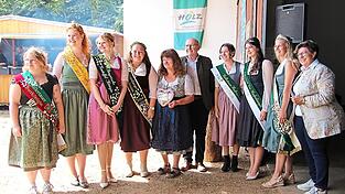 Zahlreiche Produktköniginnen gaben sich beim Hoffest ein Stelldichein (v.l.): Die Hallertauer Bierkönigin Lisa Massier, Bayerische Honigprinzessin Anja Bürzer, 46. Bayerische Kartoffelkönigin Daniela Dreher, 44. Siegenburger Hopfenkönigin Julia Widmann, Angelika Wimmer, der Kelheimer Landrat Martin Neumeyer, Hallertauer Hopfenprinzessin Anna Kappelmeier, Hallertauer Vize Hopfenkönigin Franziska Mitterhuber, Deutsche Zuckerrübenkönigin Ingrid Stigler und die Moderatorin des tages, Bezirksrätin Hannelore Langwieser.