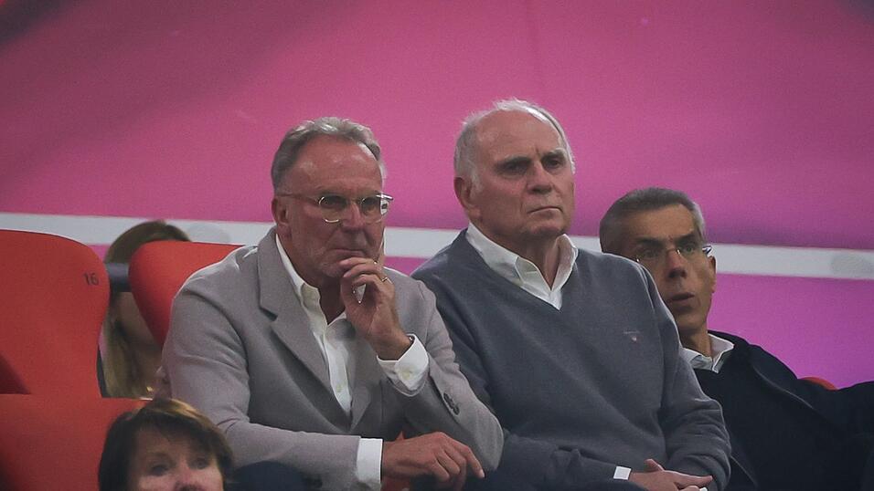 Karl-Heinz Rummenigge (l) und Uli Hoeneß auf der Tribüne der Allianz Arena.