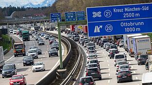 Zu Ferienbeginn und w&auml;hrend der Osterfeiertage kann es bayernweit zu Staus kommen. (Archivbild)