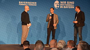 Philipp Lahm (Mitte) erkl&auml;rt Moderator Lukas Sch&ouml;nm&uuml;ller (links) und Verbandsjugendleiter Florian Wei&szlig;mann (rechts) sein Verst&auml;ndnis von einem respektvollen Miteinander auf und neben dem Platz.