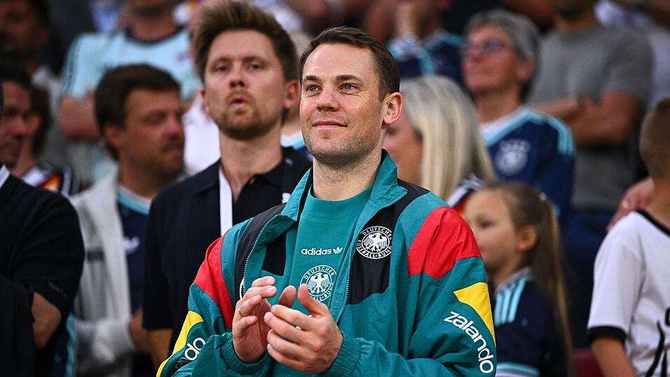 Lächelnder Zuschauer im Mainzer Stadion: Manuel Neuer. Lächelnder Zuschauer im Mainzer Stadion: Manuel Neuer.