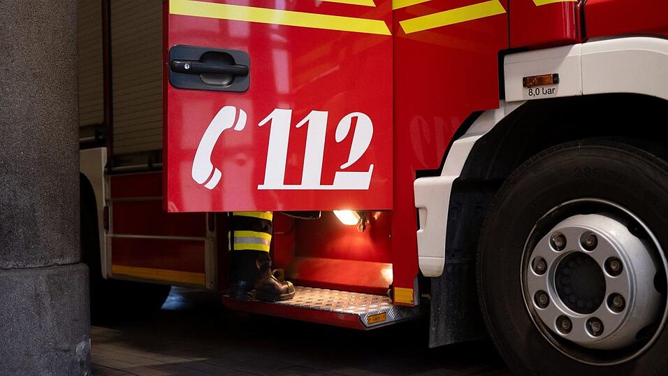 Die Feuerwehr l&ouml;scht den Waldbrand. (Symbolbild)