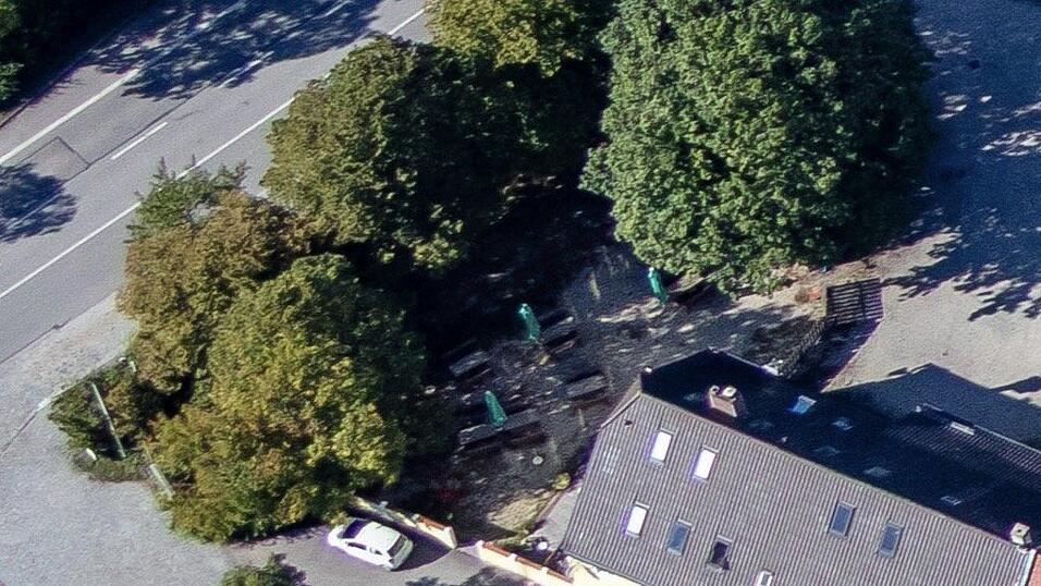 Luftbild vom sommerlichen Biergarten mit der dunkelgrünen Stieleiche rechts . Luftbild vom sommerlichen Biergarten mit der dunkelgrünen Stieleiche rechts .