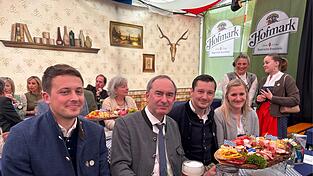 Christian und Laura Schindler sowie MdL Julian Preidl nehmen Hubert Aiwanger in ihre Mitte.