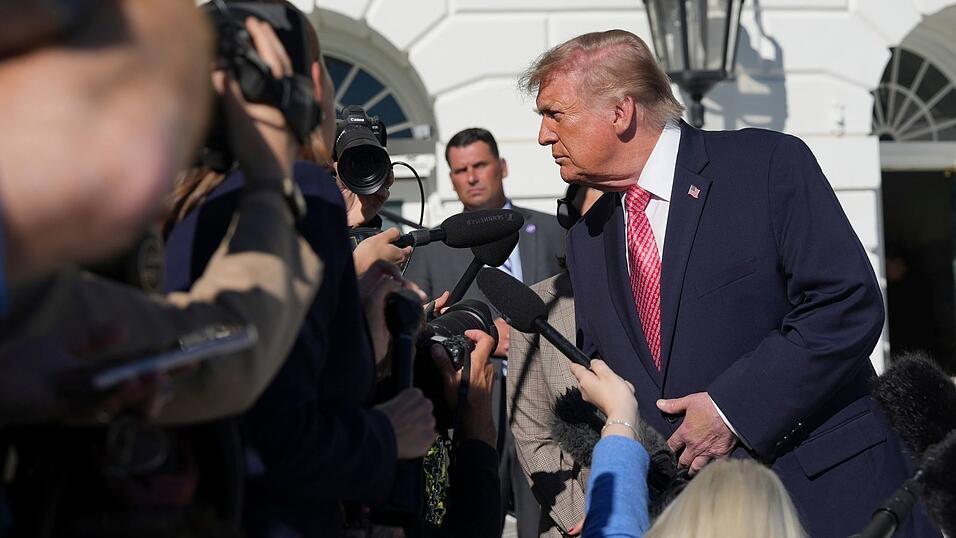 Trump teilt erneut gegen die Ukraine aus. Trump teilt erneut gegen die Ukraine aus.