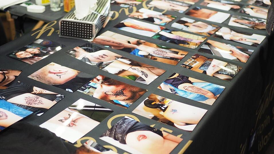 Rund 40 Aussteller und etwa 90 Tattoo-Künstler sind auf der Tattoo Convention in Straubing vertreten. Rund 40 Aussteller und etwa 90 Tattoo-Künstler sind auf der Tattoo Convention in Straubing vertreten.