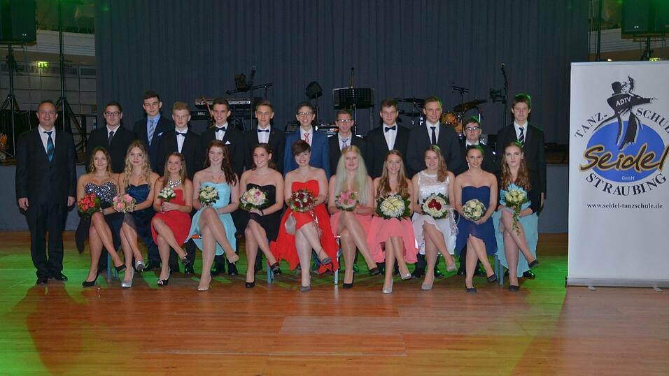 Die Bilder vom Abschlussball der Tanzschule Seidel in der Fraunhofer-Halle am 28. November. Die Bilder vom Abschlussball der Tanzschule Seidel in der Fraunhofer-Halle am 28. November.