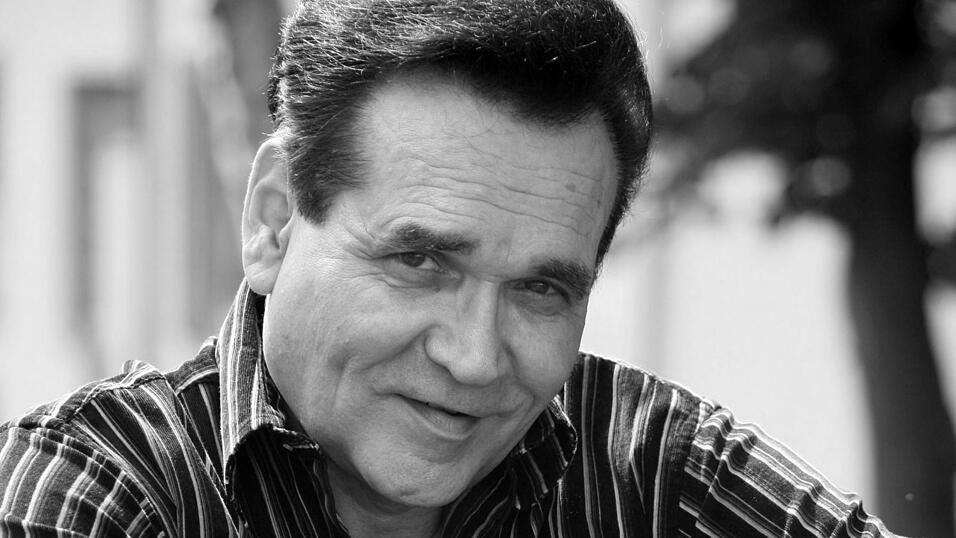 Der deutsche Rock-Musiker Ted Herold ist im Alter von 79 Jahren gestorben. Er kam am Samstag in Dortmund bei einem Wohnungsbrand ums Leben.