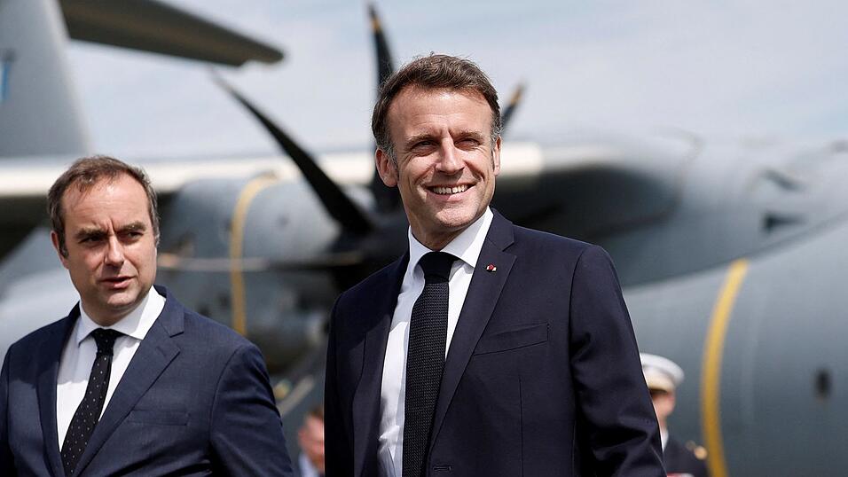 Lecornu (l.) soll nach dem Willen Macrons erst einmal weiter nach einer Lösung für die politische Krise suchen. (Archivbild)