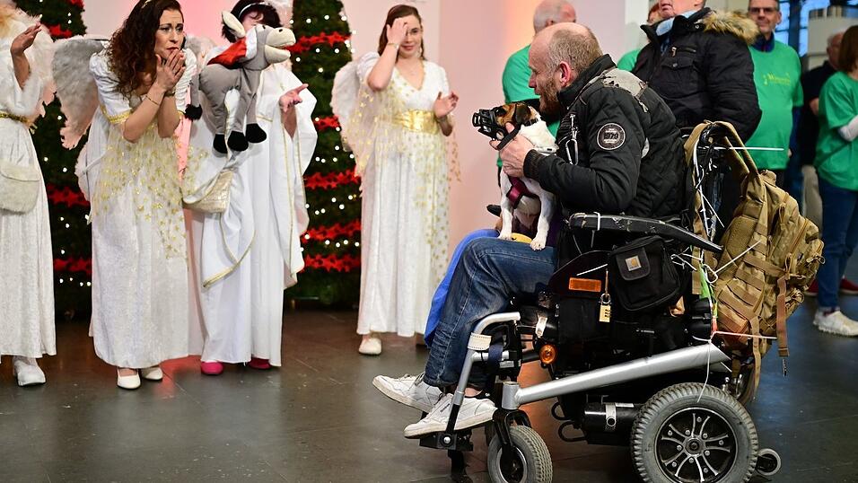 Geschenke gibt es bei der Feier auch - bei Bedarf auch Futter f&uuml;r Tiere.