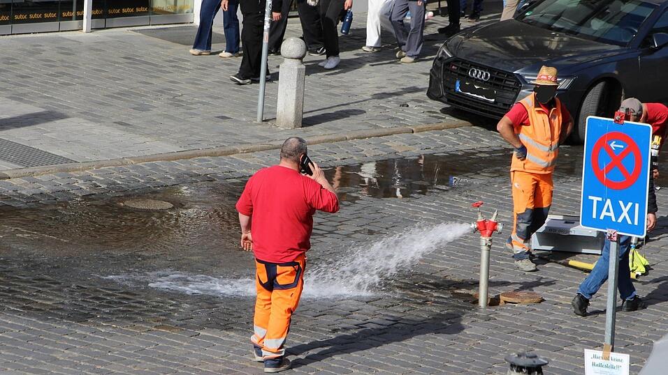 Einsatz am Straubinger Ludwigsplatz: Etwa zwei Stunden sprudelte das Wasser auf die Stra&szlig;e.