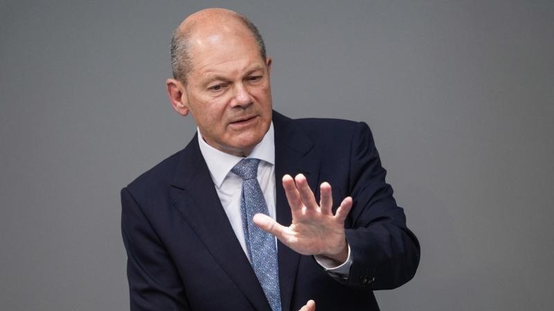 Olaf Scholz (SPD) hält eine Rede im Deutschen Bundestag. Der Bundesfinanzminister soll Fragen zur Durchsuchung seines Ministeriums im Zusammenhang mit Geldwäsche-Ermittlungen beantworten. Olaf Scholz (SPD) hält eine Rede im Deutschen Bundestag. Der Bundesfinanzminister soll Fragen zur Durchsuchung seines Ministeriums im Zusammenhang mit Geldwäsche-Ermittlungen beantworten.