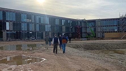 Die s&uuml;dwestliche Platzierung der Realschule macht es m&ouml;glich, die Freifl&auml;che vor der Flutmulde als Pausenhof und Au&szlig;ensportanlage zu nutzen. Ebenso ist die Lage perfekt f&uuml;r eine kurze Auszeit vom Unterricht.