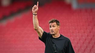 Miroslav Klose weist die Richtung: Aufwärtsgehen muss es mit dem «Club».