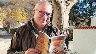 Kai-Achim Bruder hat 2014 die Diagnose Krebs bekommen. Mit seinen Ratgebern will er Ansätze weitergeben, die ihm oder auch anderen Betroffenen weiterhelfen konnten. Kai-Achim Bruder hat 2014 die Diagnose Krebs bekommen. Mit seinen Ratgebern will er Ansätze weitergeben, die ihm oder auch anderen Betroffenen weiterhelfen konnten.