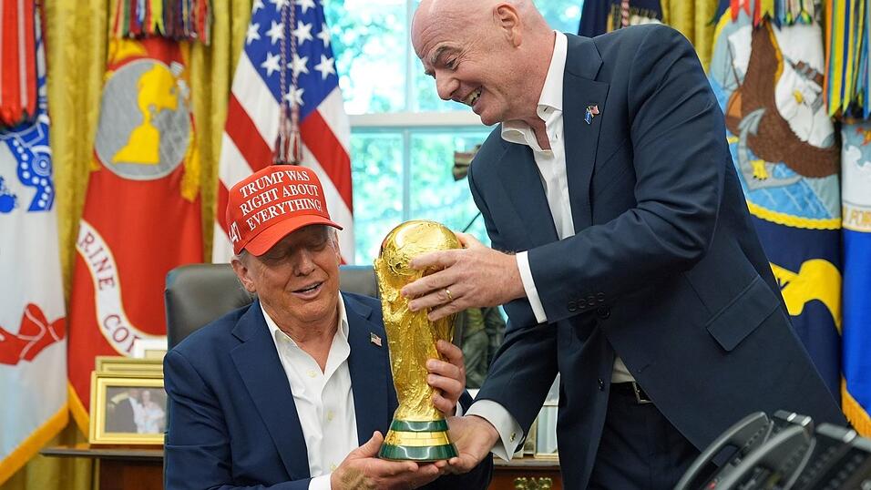 US-Präsident Trump (l.) und FIFA-Chef Infantino (r.) zeigen den WM-Pokal. (Archivbild)