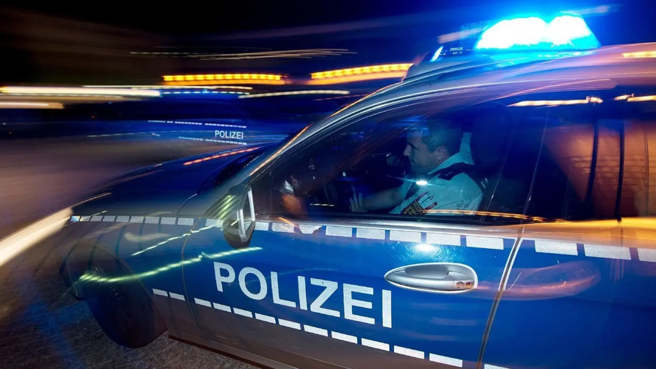 Zahlreiche Streifenfahrzeuge der deutschen und &ouml;sterreichischen Polizei waren n&ouml;tig, um den Rowdy zu stoppen. (Symbolbild)