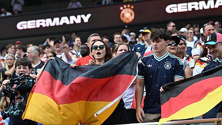 D&uuml;rfen in der Nations League wieder auf Stehpl&auml;tze: Fans der deutschen Nationalmannschaft. (Archiv)