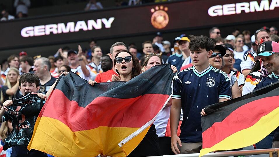 Dürfen in der Nations League wieder auf Stehplätze: Fans der deutschen Nationalmannschaft. (Archiv) Dürfen in der Nations League wieder auf Stehplätze: Fans der deutschen Nationalmannschaft. (Archiv)