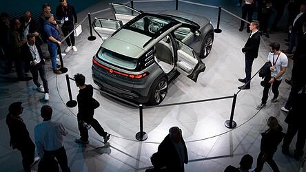Trotz erfolgreich abgeschlossener Automobilmesse in München befindet sich die deutsche Autoindustrie in einer Krise. Trotz erfolgreich abgeschlossener Automobilmesse in München befindet sich die deutsche Autoindustrie in einer Krise.