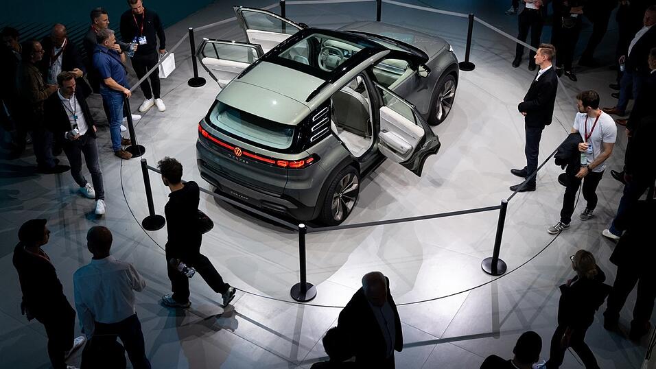 Trotz erfolgreich abgeschlossener Automobilmesse in München befindet sich die deutsche Autoindustrie in einer Krise. Trotz erfolgreich abgeschlossener Automobilmesse in München befindet sich die deutsche Autoindustrie in einer Krise.