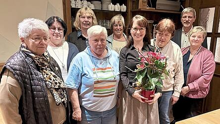 Die neu gew&auml;hlte Vorstandschaft mit Andrea Pohmer (Vierte von rechts) an der Spitze zusammen mit B&uuml;rgermeister Sandro Bauer.