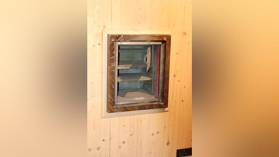 Alles leer: Der ausgeräumte Tresor im Klosterbräustüberl. Alles leer: Der ausgeräumte Tresor im Klosterbräustüberl.