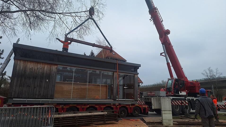 Der Kran hebt den schweren Container vom Laster. Der Kran hebt den schweren Container vom Laster.