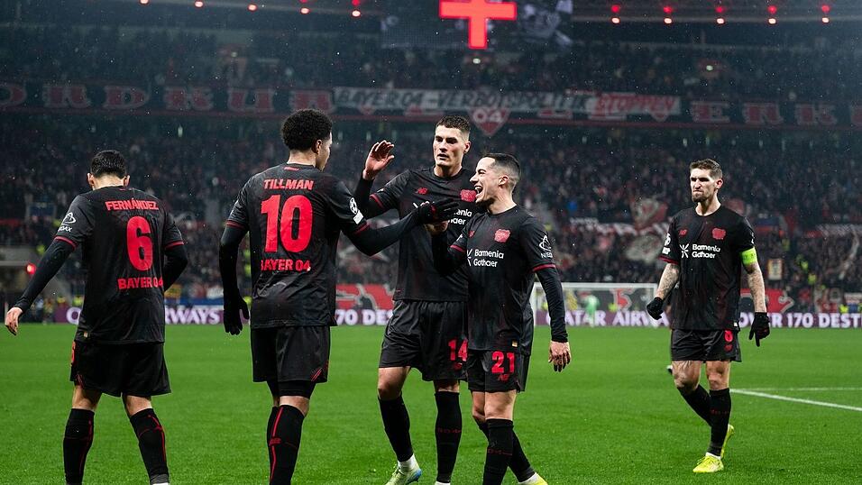 Leverkusen jubelt &uuml;ber das Tor zum 2:0 durch Malik Tillman.