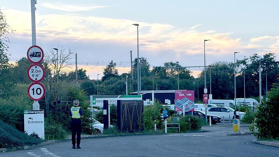 Eine Polizistin steht im Progress Park, wo Angehörige von Reisenden in Empfang genommen werden. Eine Polizistin steht im Progress Park, wo Angehörige von Reisenden in Empfang genommen werden.