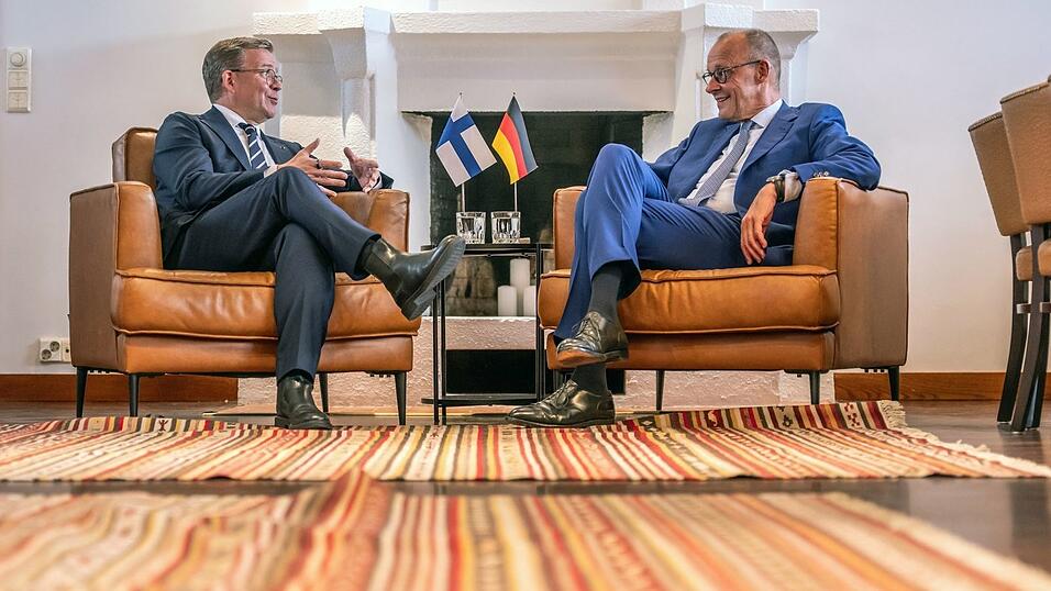 Das Treffen mit dem finnischen Ministerpr&auml;sidenten Petteri Orpo (l) war f&uuml;r Kanzler Friedrich Merz der Gipfel-Auftakt.