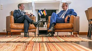 Das Treffen mit dem finnischen Ministerpräsidenten Petteri Orpo (l) war für Kanzler Friedrich Merz der Gipfel-Auftakt. Das Treffen mit dem finnischen Ministerpräsidenten Petteri Orpo (l) war für Kanzler Friedrich Merz der Gipfel-Auftakt.