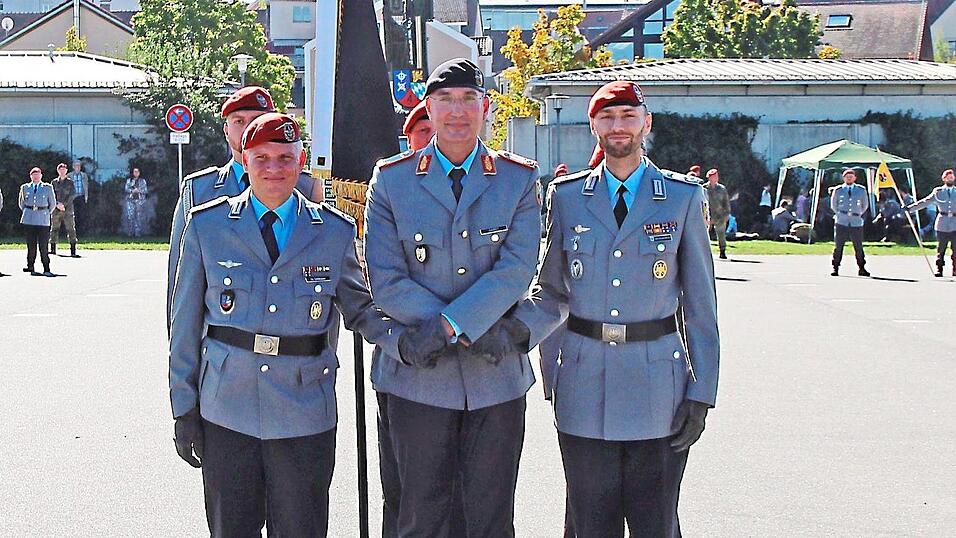 Die Übergabe ist vollzogen (von links): Oberstleutnant Dr. Tobias Gößlbauer, Brigadegeneral Axel Hardt und Oberstleutnant i.G. Florian Beerenkämper.