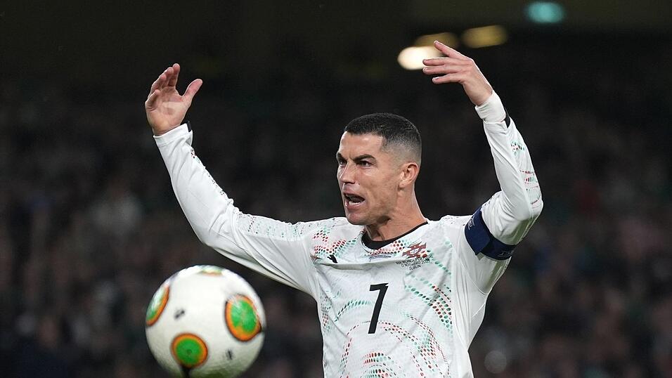 Cristiano Ronaldo reagiert impulsiv beim Spiel in Irland. Cristiano Ronaldo reagiert impulsiv beim Spiel in Irland.