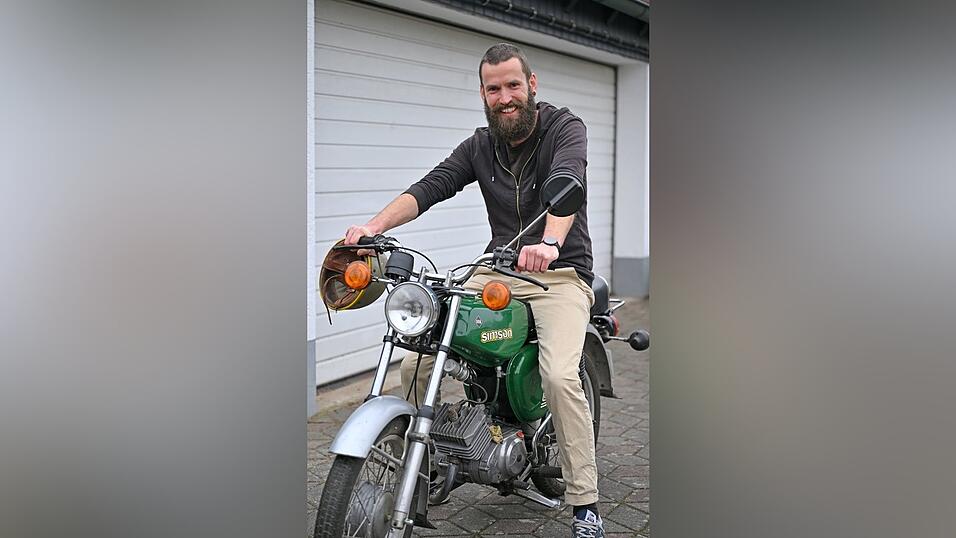 Jan Hofmann auf seinem Simson-Moped.