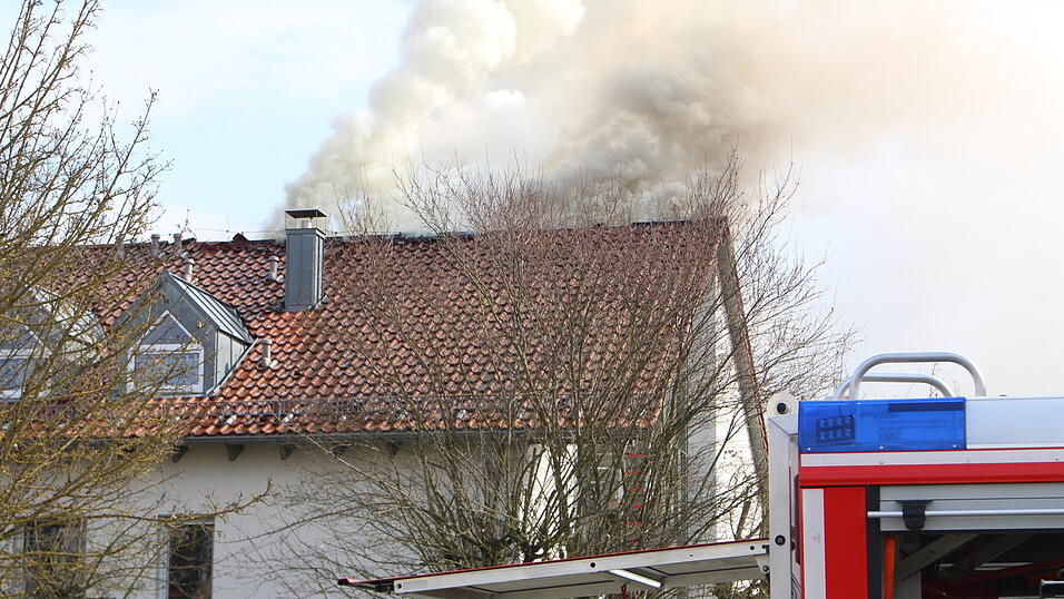 Ausgebrochen ist das Feuer im Dachstuhl.