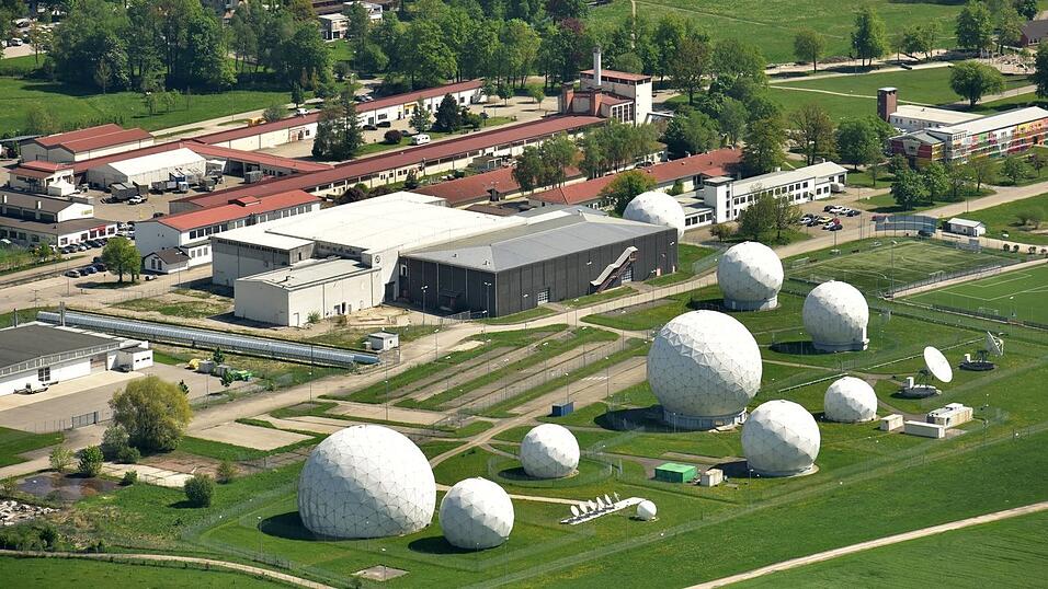 Mit der Abhöranlage in Bad Aibling ermöglichte der BND vor Jahren dem US-Geheimdienst NSA, französische Stellen abzuhören. Mit der Abhöranlage in Bad Aibling ermöglichte der BND vor Jahren dem US-Geheimdienst NSA, französische Stellen abzuhören.