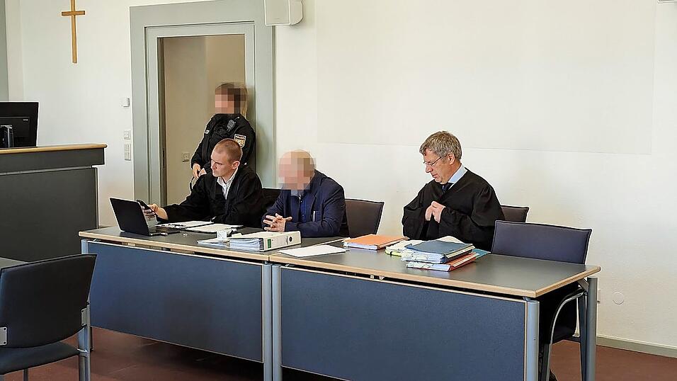 Indem sie den Betroffenen neue Zeugenaussagen vor dem Berufungsgericht ersparten, handelten die Verteidiger Thomas Steur (links) und Georg Schäfer für ihren Mandanten statt einer Haft- eine Geldstrafe heraus. Indem sie den Betroffenen neue Zeugenaussagen vor dem Berufungsgericht ersparten, handelten die Verteidiger Thomas Steur (links) und Georg Schäfer für ihren Mandanten statt einer Haft- eine Geldstrafe heraus.