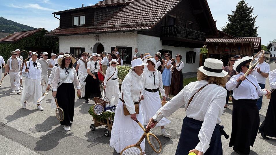 Auch einstige Tennis-Damen gab es am Muttertag in Neukirchen zu sehen. Auch einstige Tennis-Damen gab es am Muttertag in Neukirchen zu sehen.
