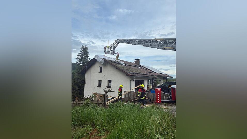 In Nebelberg in der Gemeinde Langdorf ist ein Dach abgedeckt worden, nachdem ein Baum auf das Dach gest&uuml;rzt ist.