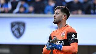 Stuttgarts Torwart Dennis Seimen feierte an alter Wirkungsstätte sein Bundesliga-Debüt. Stuttgarts Torwart Dennis Seimen feierte an alter Wirkungsstätte sein Bundesliga-Debüt.