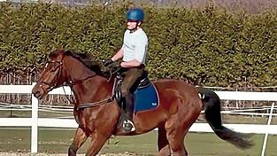 Der Galopp klappt schon ganz gut. Max Wild f&uuml;hlt sich auf Lasanthos R&uuml;cken wohl, wobei er keinen Hehl daraus macht, dass ihn das Reiten selbst als L&auml;ufer und Kraftsportler schon fordert. Abseits des Reitplatzes tauscht er sich mit seiner Mutter sowie den Rittern 2024 und 2025 aus.