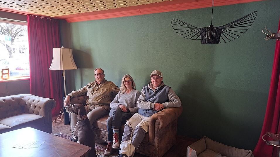 Bernd Albrecht, Tanja Deutsch und Markus Faktor im neu gestalteten Foyer des Burgtheaters In der B&uuml;rg. Auch f&uuml;r Hund Bruno gibt es ein sch&ouml;nes Platzerl.