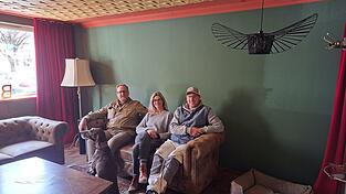 Bernd Albrecht, Tanja Deutsch und Markus Faktor im neu gestalteten Foyer des Burgtheaters In der B&uuml;rg. Auch f&uuml;r Hund Bruno gibt es ein sch&ouml;nes Platzerl.