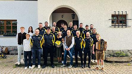 Schirmherr Andreas Vogl mit Frau Nina, seinen Kindern und der Bitt-Gesellschaft des SC Arrach-Haib&uuml;hl