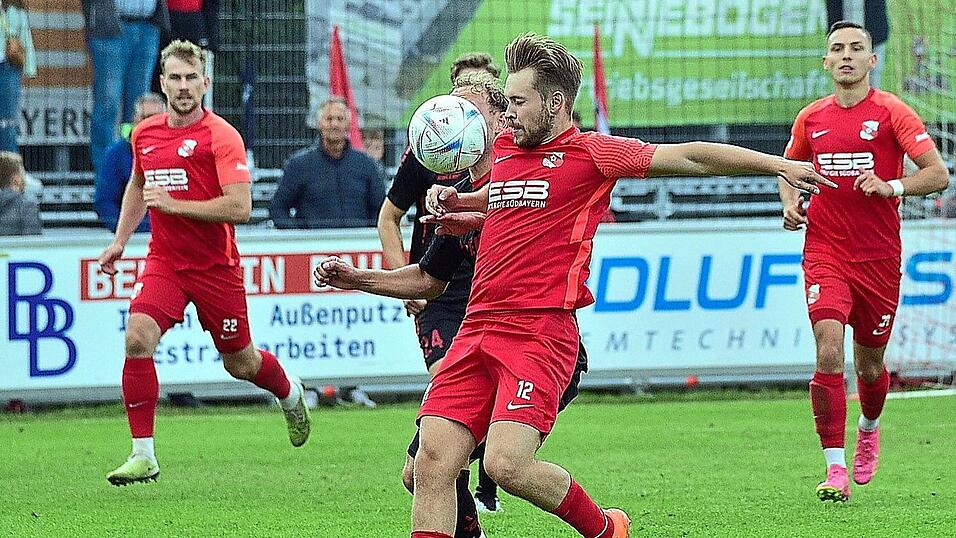 Der zuletzt krank fehlende Brian Wagner (Mitte) wollte am Montag bei Hankofen wieder ins Training einsteigen. Ob mit ihm oder ohne ihn: Im Nachholspiel gegen Kornburg ist f&uuml;r die SpVgg Hankofen ein Sieg eigentlich Pflicht, wenn man im Zweikampf um die Tabellenspitze gegen&uuml;ber dem VfB Eichst&auml;tt nicht an Boden verlieren will.