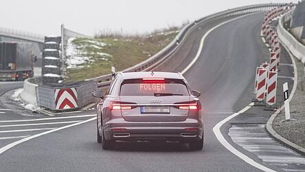 Eine Polizeikontrolle: Was sollen Verkehrsteilnehmer tun, wenn sie die rot leuchtende Schrift „Folgen“ im Fahrzeug vor sich sehen?